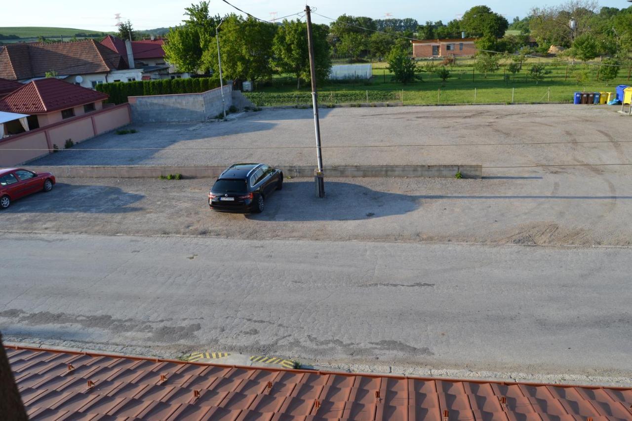 Reštaurácia-penzión ALTANA Ludanice Exterior foto