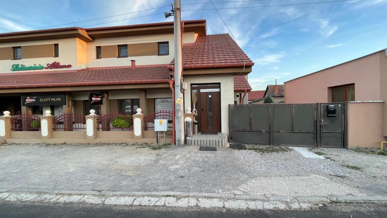 Reštaurácia-penzión ALTANA Ludanice Exterior foto